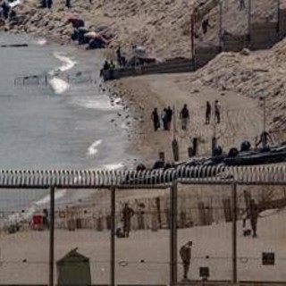 Migranti, Parlamento europeo condanna regolarizzazione Spagna: "Più protezione frontiere" Migranti, Parlamento europeo condanna regolarizzazione Spagna: "Più protezione frontiere"