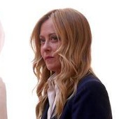 Meloni: "Mattarella ministro firmava per meno stranieri in classe". Dal Pd al M5S, la protesta delle opposizioni Meloni: "Mattarella ministro firmava per meno stranieri in classe". Dal Pd al M5S, la protesta delle opposizioni