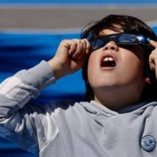 Eclissi di sole domani visibile anche in Italia, cosa succederà