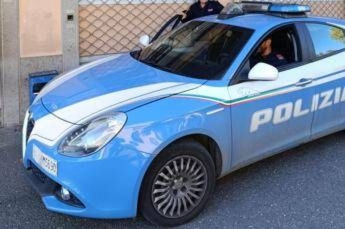 Non gli permette di giocare alle slot, baby gang 'in rosa' aggredisce titolare bar