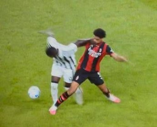 Juve-Milan 1-1, dubbi sul gol rossonero: De Winter fa fallo su Kolo Muani?