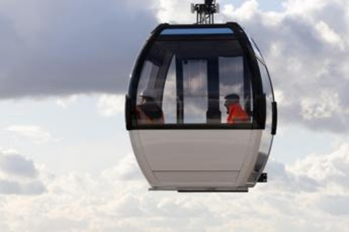 Paura in Francia, cabina funivia urta una gru a Alpe d'Huez: 23 feriti Paura in Francia, cabina funivia urta una gru a Alpe d'Huez: 23 feriti