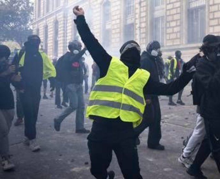 Francia, Gilet Gialli: "Domani in piazza, solo i regimi vietano le proteste" Francia, Gilet Gialli: "Domani in piazza, solo i regimi vietano le proteste"