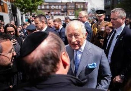 Londra, re Carlo incontra le vittime dell'attacco al quartiere ebraico Golders Green