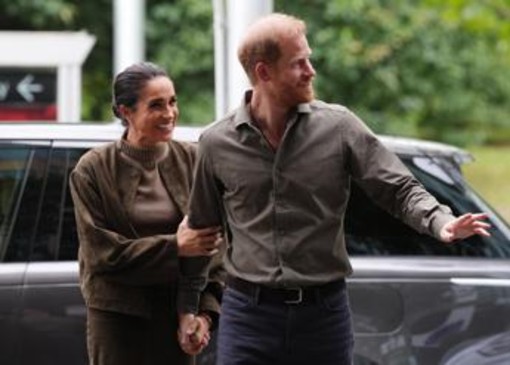Meghan e Harry, la visita alla tomba di Lady Diana con i figli Lilibet e Archie Meghan e Harry, la visita alla tomba di Lady Diana con i figli Lilibet e Archie