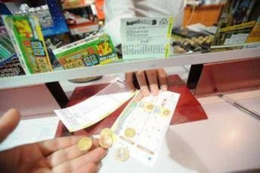 Superenalotto, numeri combinazione vincente oggi 15 maggio