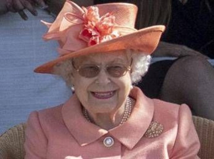 Londra, in mostra il sontuoso guardaroba della regina Elisabetta