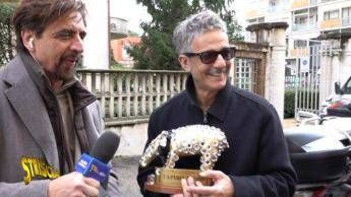Striscia la Notizia, giovedì prima puntata: tapiro d'oro a Fiorello e De Filippi inviata Striscia la Notizia, giovedì prima puntata: tapiro d'oro a Fiorello e De Filippi inviata