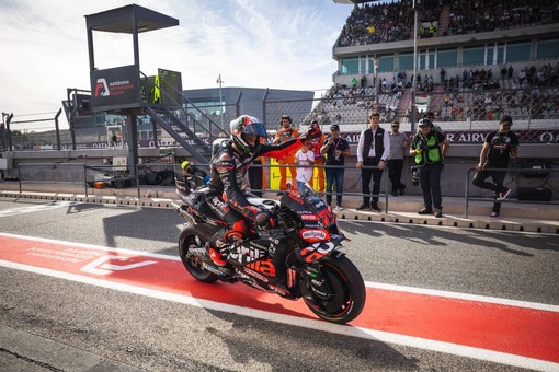 Pole position di Bezzecchi su Alex Marquez a Valencia, Bagnaia 16° Pole position di Bezzecchi su Alex Marquez a Valencia, Bagnaia 16°