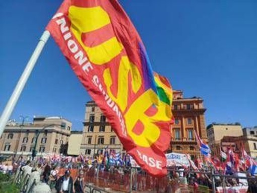 Sciopero generale, cortei e disagi in tutta Italia: Roma e Milano blindate, a rischio i trasporti - Diretta Sciopero generale, cortei e disagi in tutta Italia: Roma e Milano blindate, a rischio i trasporti - Diretta