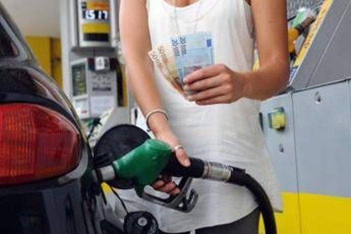 Prezzi benzina e diesel, non si fermano gli aumenti. Unc: "Pieno gasolio costa 40 cent in più in un giorno" Prezzi benzina e diesel, non si fermano gli aumenti. Unc: "Pieno gasolio costa 40 cent in più in un giorno"