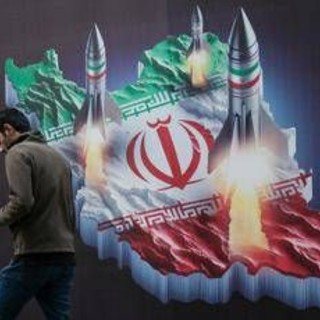 Missili e finte bare di soldati Usa, Iran celebra la rivoluzione e sfida Trump e Israele