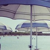 Fanno sesso in spiaggia, bagnanti chiamano la polizia: ora rischiano il carcere Fanno sesso in spiaggia, bagnanti chiamano la polizia: ora rischiano il carcere