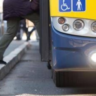 Si incontrano, poi le lascia un biglietto alla fermata del bus: "Ti aspetterò qui ogni domenica" Si incontrano, poi le lascia un biglietto alla fermata del bus: "Ti aspetterò qui ogni domenica"