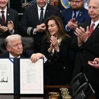 Trump firma la legge, finisce lo shutdown più lungo della storia Trump firma la legge, finisce lo shutdown più lungo della storia