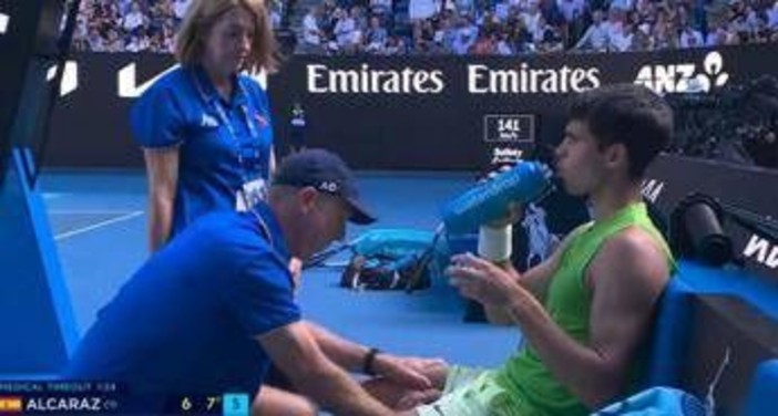 Australian Open, crampi per Alcaraz. E il medical time out fa infuriare Zverev Australian Open, crampi per Alcaraz. E il medical time out fa infuriare Zverev