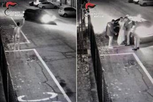 Vaga nudo e lascia droga davanti alla caserma dei carabinieri, 43enne denunciato