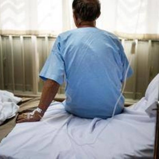Cancro, radioterapia a rischio in Italia: carenza di specialisti e 50% dei pazienti resta senza cure