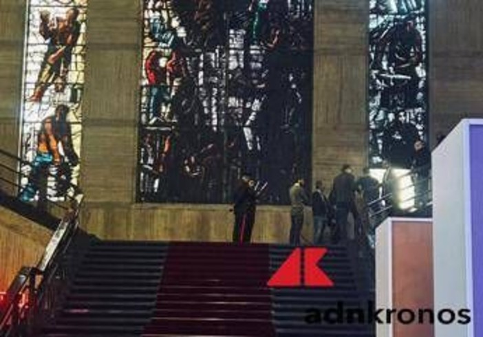 Roma, assessore sardo cade da scale del Ministero delle Imprese: in frantumi parte vetrata di Sironi Roma, assessore sardo cade da scale del Ministero delle Imprese: in frantumi parte vetrata di Sironi