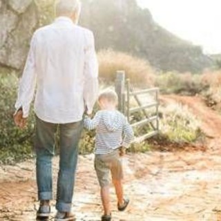 Oggi è la festa dei nonni, perché sono fondamentali per famiglia e società