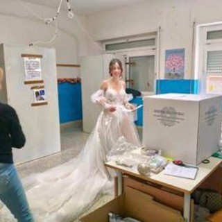 Calabria, al seggio in abito nuziale nel giorno del sì: la foto diventa virale Calabria, al seggio in abito nuziale nel giorno del sì: la foto diventa virale