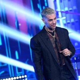 Emis Killa fa una donazione a una bimba malata ma è una truffa: "State attenti" Emis Killa fa una donazione a una bimba malata ma è una truffa: "State attenti"