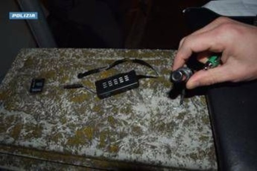 L'Aquila, spiava gli affittuari con mini webcam nascoste nei bagni: denunciato 56enne