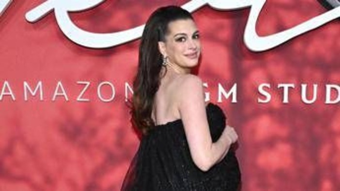 Anne Hathaway torna con 'Verity': "Oggi si può scegliere la propria verità, è inquietante" Anne Hathaway torna con 'Verity': "Oggi si può scegliere la propria verità, è inquietante"