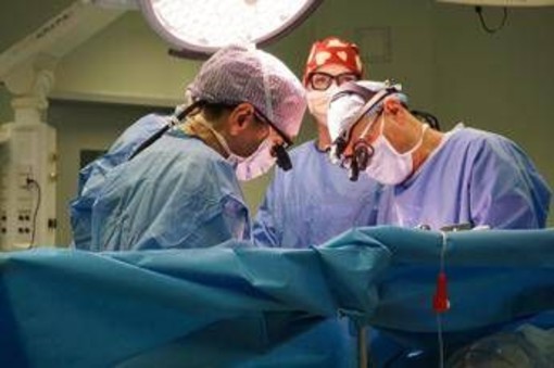 Trapianti, papà dona 2 organi alla figlia. L'ansia e poi la gioia: "Posso tenerla in braccio?" Trapianti, papà dona 2 organi alla figlia. L'ansia e poi la gioia: "Posso tenerla in braccio?"