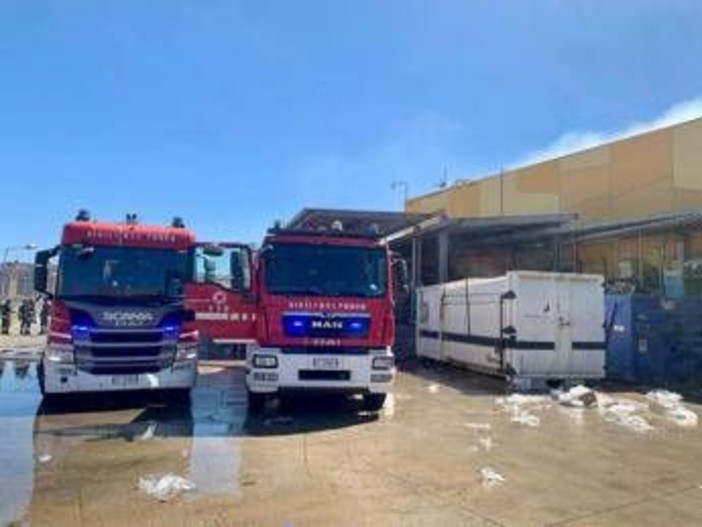 Incendio al centro commerciale Conda d'oro di Palermo: scattata l'evacuazione dell'edificio