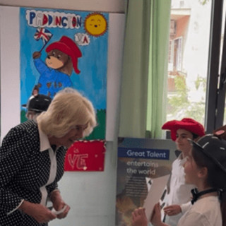 Camilla 'dona' Paddington agli studenti di Roma: chi è l'orsetto amato dai bimbi inglesi
