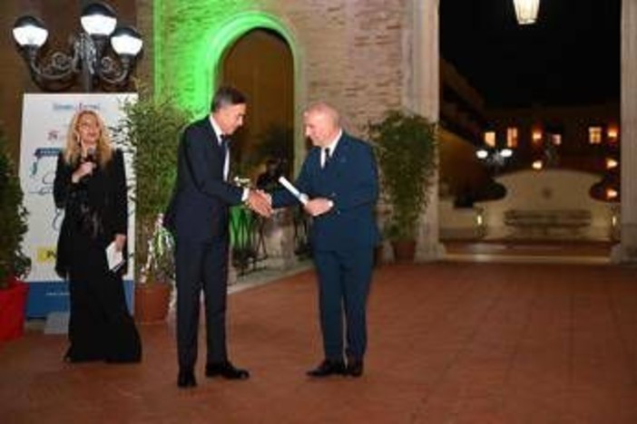 Poste, vinto il premio “Liberi di Crescere” per impegno inclusione sociale e tutela infanzia Poste, vinto il premio “Liberi di Crescere” per impegno inclusione sociale e tutela infanzia