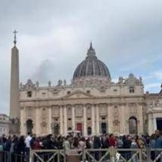 Papa Francesco, riaperta San Pietro: già oltre 128mila persone per l'omaggio - Diretta