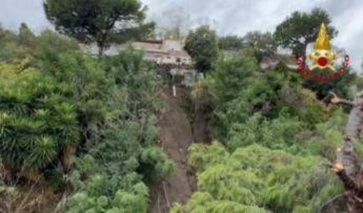 Maltempo in Campania, frana a Mergellina: evacuati tre appartamenti Maltempo in Campania, frana a Mergellina: evacuati tre appartamenti