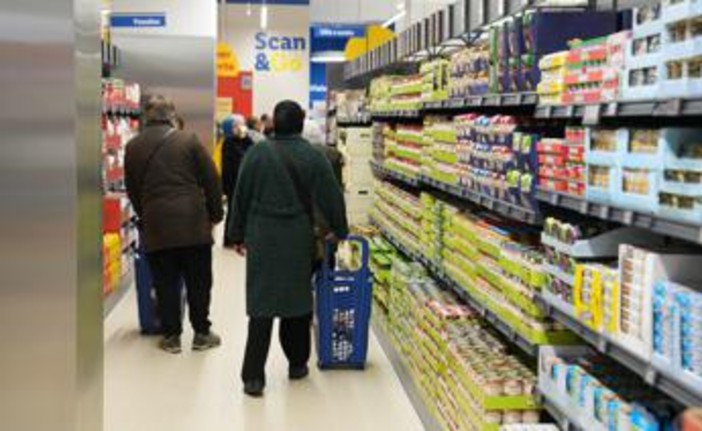 Inflazione, caldo, sanità e bollette: le preoccupazioni degli italiani secondo Spin Factor Inflazione, caldo, sanità e bollette: le preoccupazioni degli italiani secondo Spin Factor
