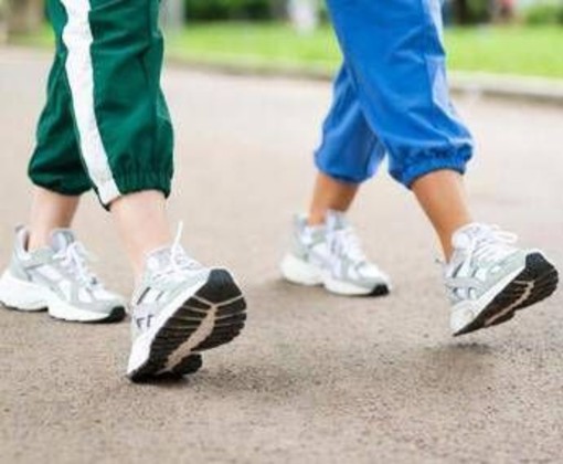 Camminare di pomeriggio è meglio per la glicemia, lo studio e l'orario ideale