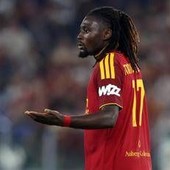 Roma in ansia per Koné: si accascia in campo al 16’, entra Pisilli Roma in ansia per Koné: si accascia in campo al 16’, entra Pisilli