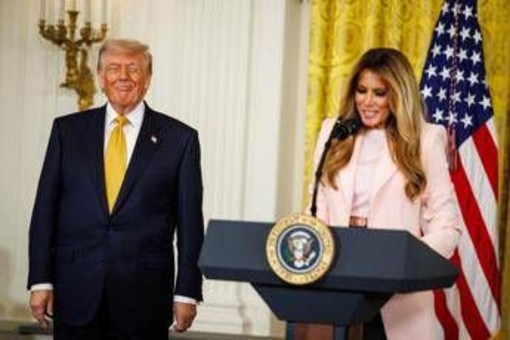 Melania Trump cita l''empatia' del marito: scattano le risate alla Casa Bianca