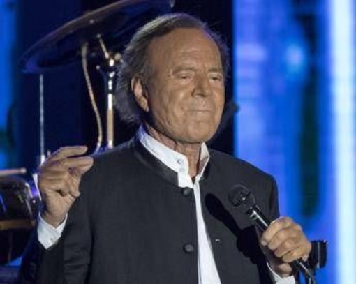 Julio Iglesias chiede l'archiviazione dell'indagine per presunti abusi