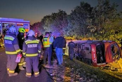 Ungheria, autobus si ribalta e finisce in un fossato: 12 morti e 10 feriti