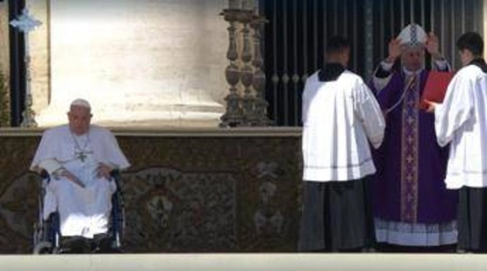 Papa Francesco a sorpresa in piazza San Pietro per il Giubileo dei malati: &quot;Grazie a tutti&quot;