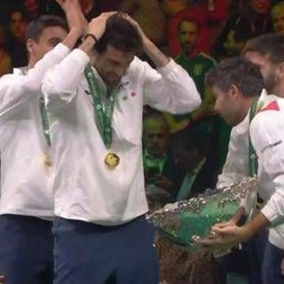 Bolelli alza la Coppa Davis, ma... la rompe (poi l'aggiusta)