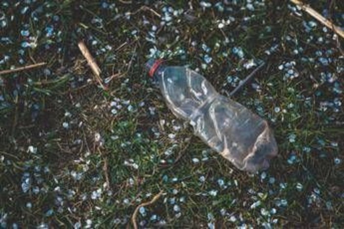 Una bottiglia incastrata nella ruota, il nuovo metodo dei ladri di auto