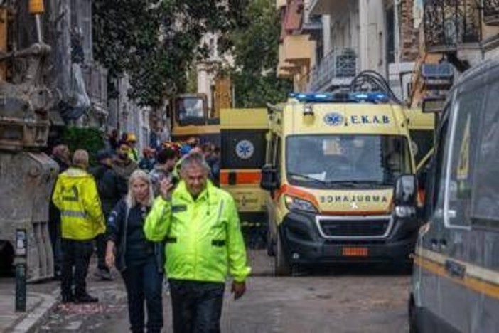 Esplosione e crollo di un palazzo ad Atene, sale a sei il bilancio delle vittime: morta una famiglia di turisti americani Esplosione e crollo di un palazzo ad Atene, sale a sei il bilancio delle vittime: morta una famiglia di turisti americani