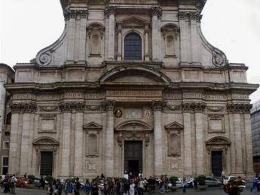 Roma, cadono lastre impalcatura chiesa Sant'Ignazio: ferita 16enne in gita