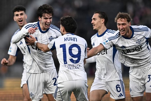 Il Como vince anche a Pisa e continua a sognare l’Europa