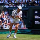Wimbledon, Djokovic-Rinderknech finisce... con una doppia caduta Wimbledon, Djokovic-Rinderknech finisce... con una doppia caduta