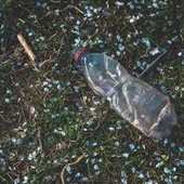 Una bottiglia incastrata nella ruota, il nuovo metodo dei ladri di auto