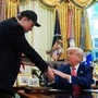 Musk, show per salutare Trump tra occhio nero e t-shirt del Padrino
