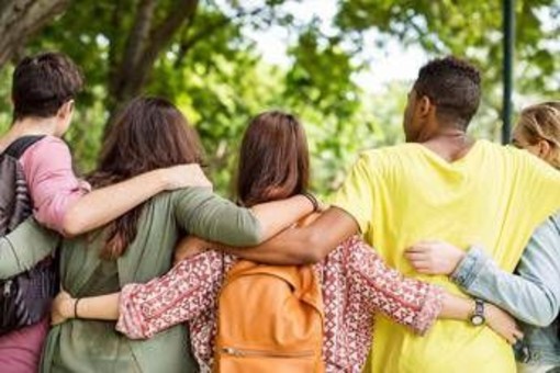 Mal di schiena nei giovani, ne soffre il 20%: errori da non fare, consigli e falsi miti